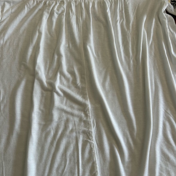 White Embroidered Floral Top Tee Size Petite Medium - Picture 8 of 12